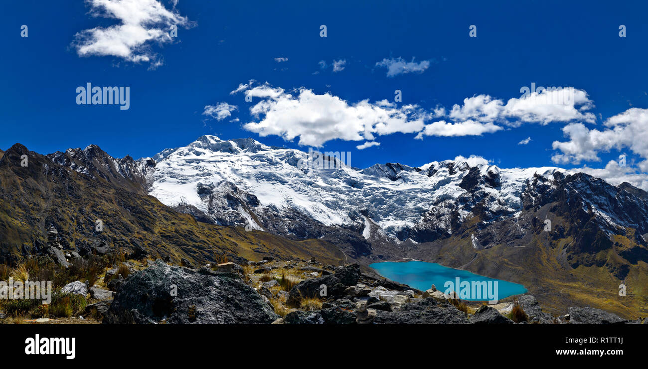 Panorama de la vue du coucher de soleil du harfang Huaytapallana à côté des lagunes dans la cordillère centrale des Andes péruviennes Banque D'Images