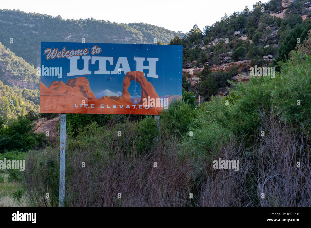 2 JUILLET 2018 - MOAB, UT : les conducteurs à l'état de l'Utah, à la frontière du Colorado et l'Utah le long de la route Banque D'Images