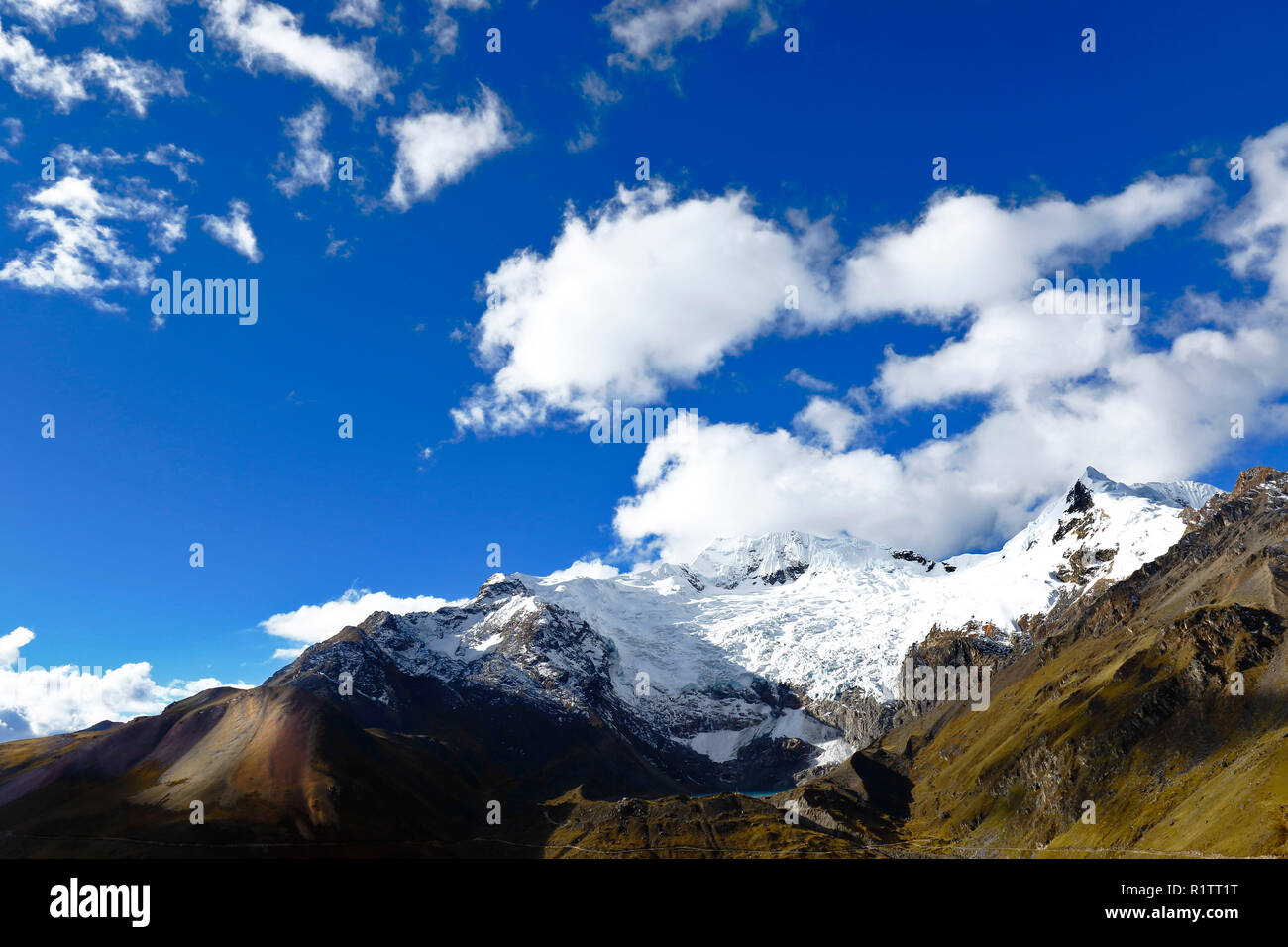 Vue du coucher de soleil du harfang Huaytapallana dans la cordillère centrale des Andes péruviennes Banque D'Images