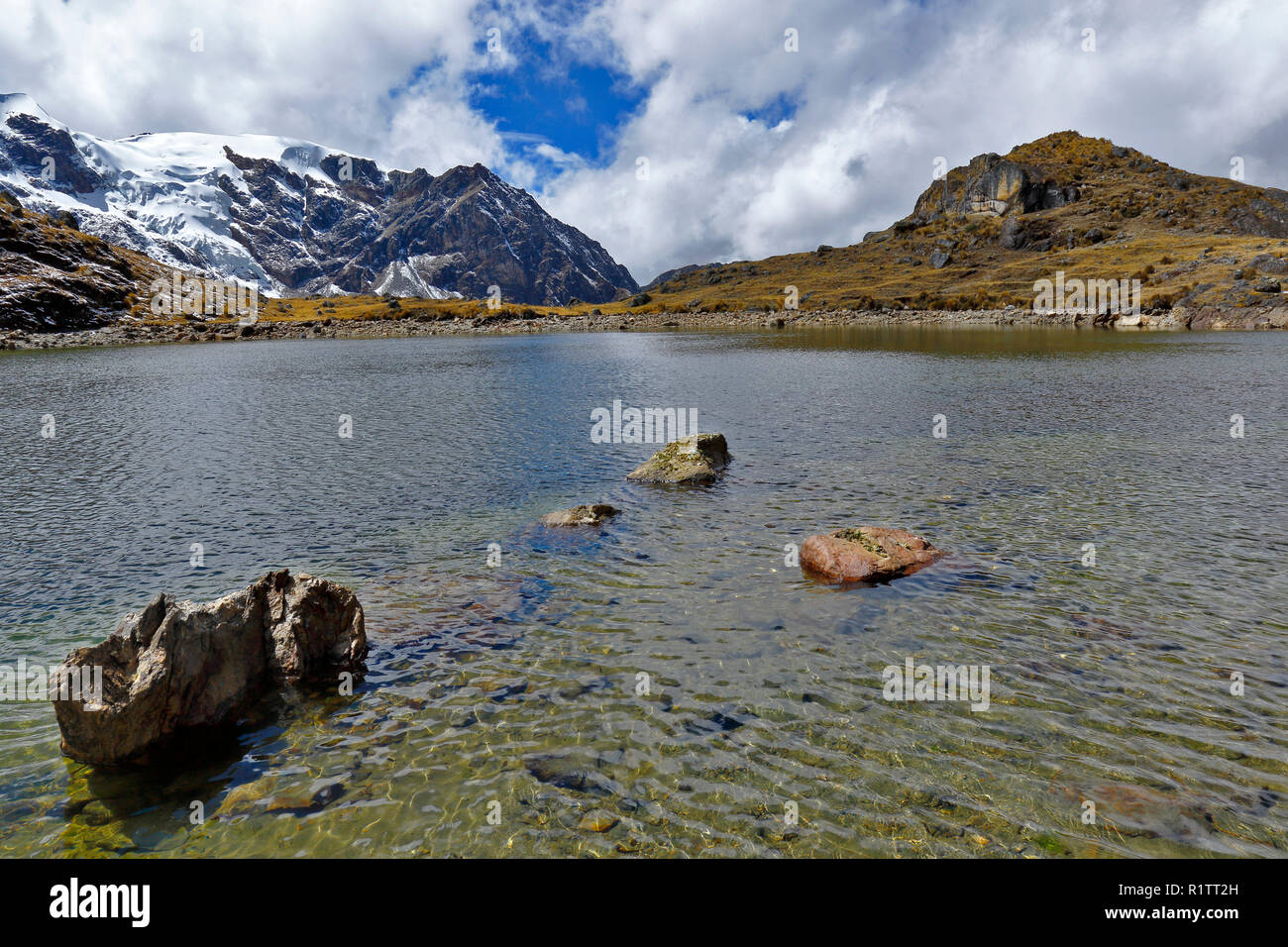 Belle vue sur le lac en face de l'harfang cochas Huaytapallana dans la chaîne de montagnes. Banque D'Images