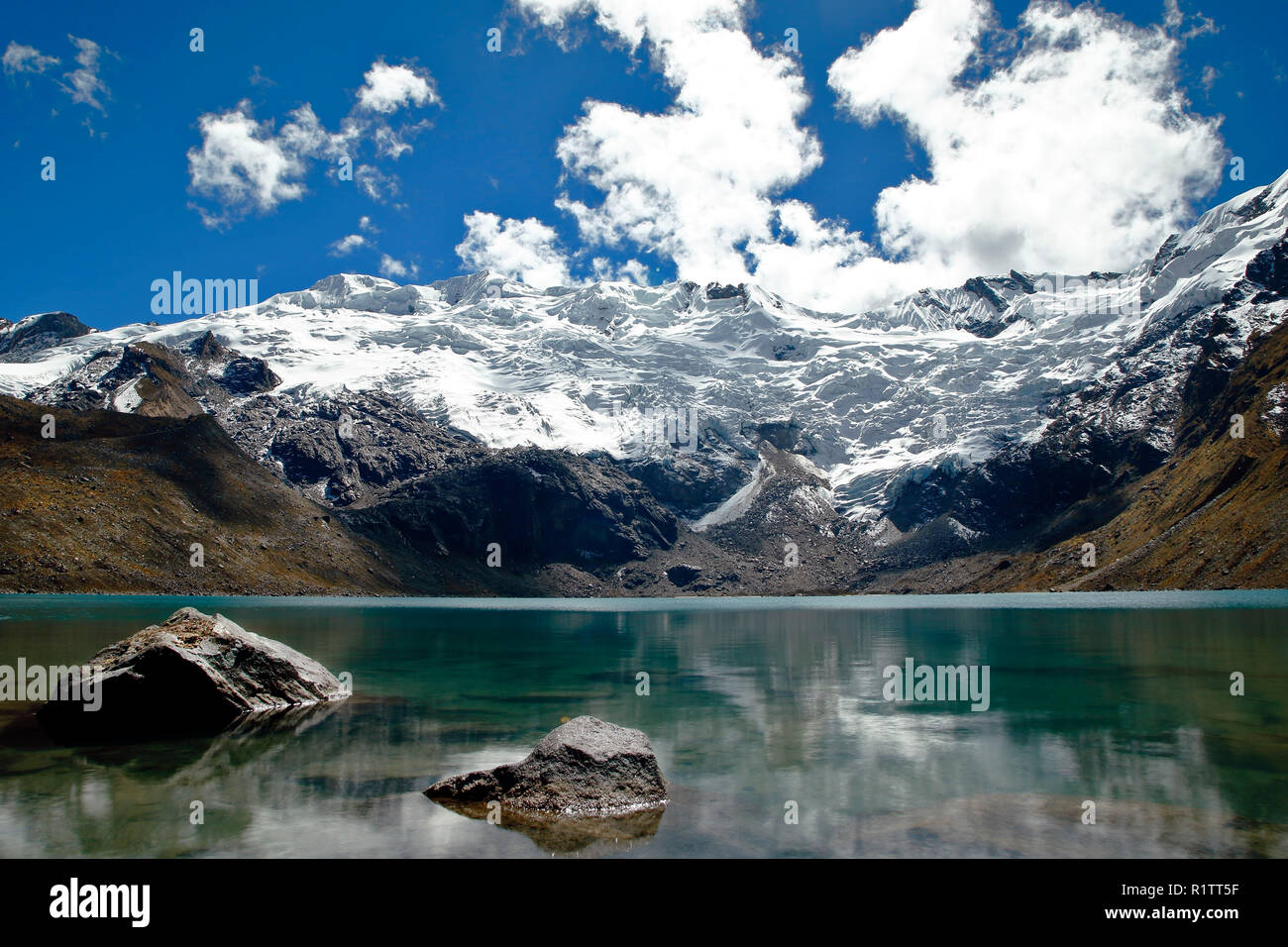 Belle lagune cochagrande au pied de la sommets cochas dans l'Huaytapallana de montagnes. Banque D'Images