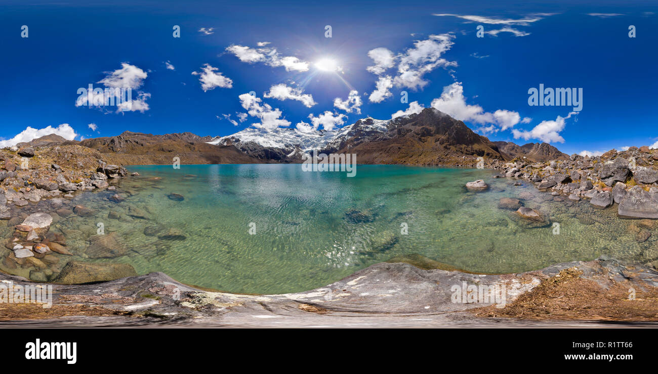 Belle vue d'une photo panoramique à 360 degrés au pied de la lagune appelée. cochagrande andine Cuzco - Pérou. Banque D'Images