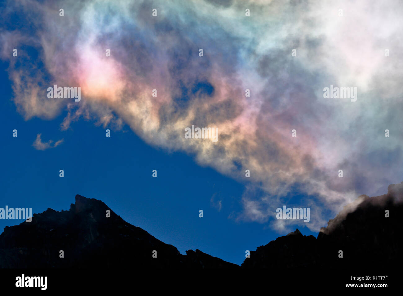 Un phénomène naturel appelé Nuages irisés, dans ce cas enregistré dans le matin avec la lumière du soleil émergeant de la roche dans le haut Ande Banque D'Images