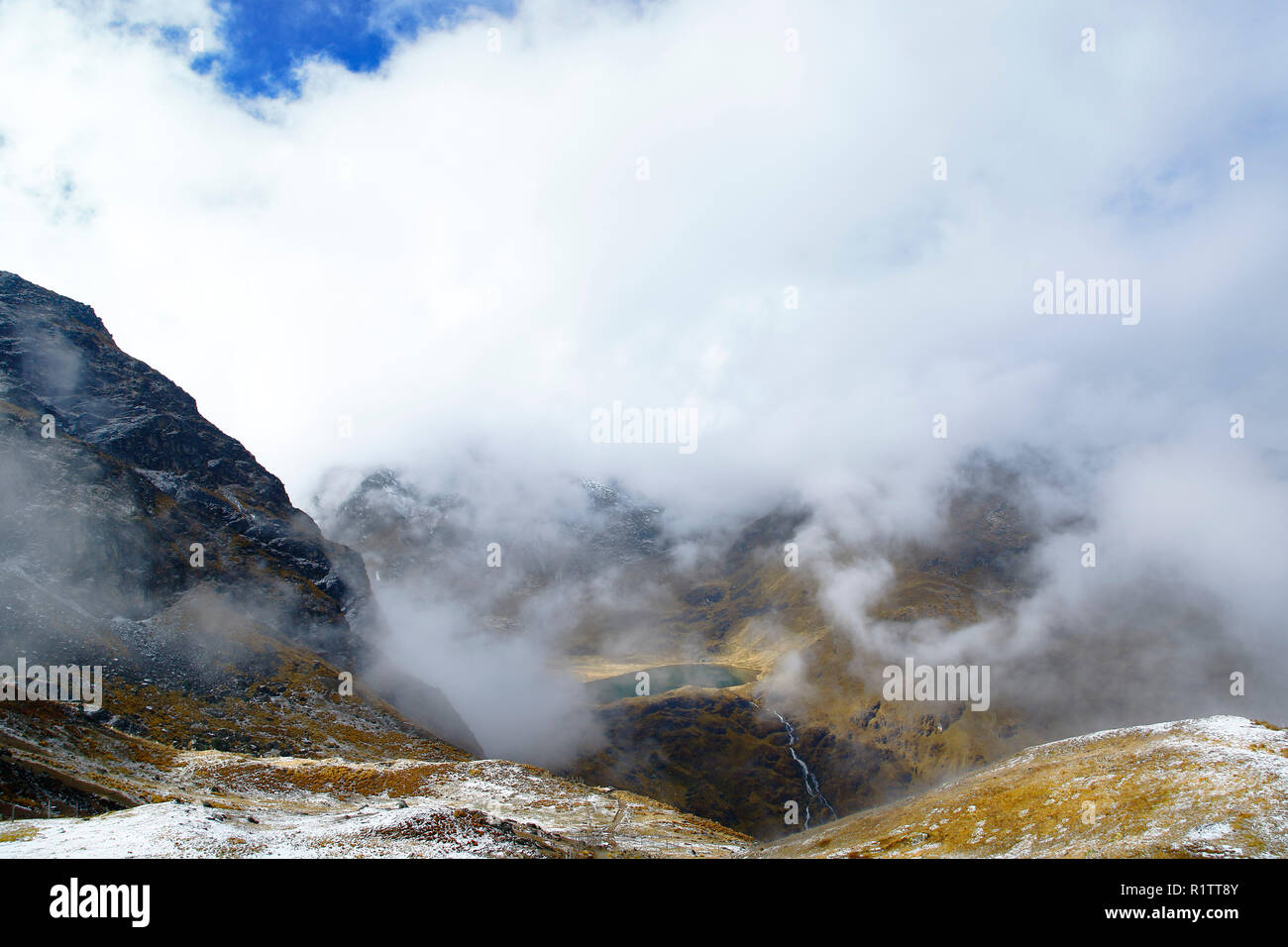 Beau paysage de montagnes dans l'Huaytapallana après un brouillard épais au coucher du soleil. Cuzco - Pérou Banque D'Images
