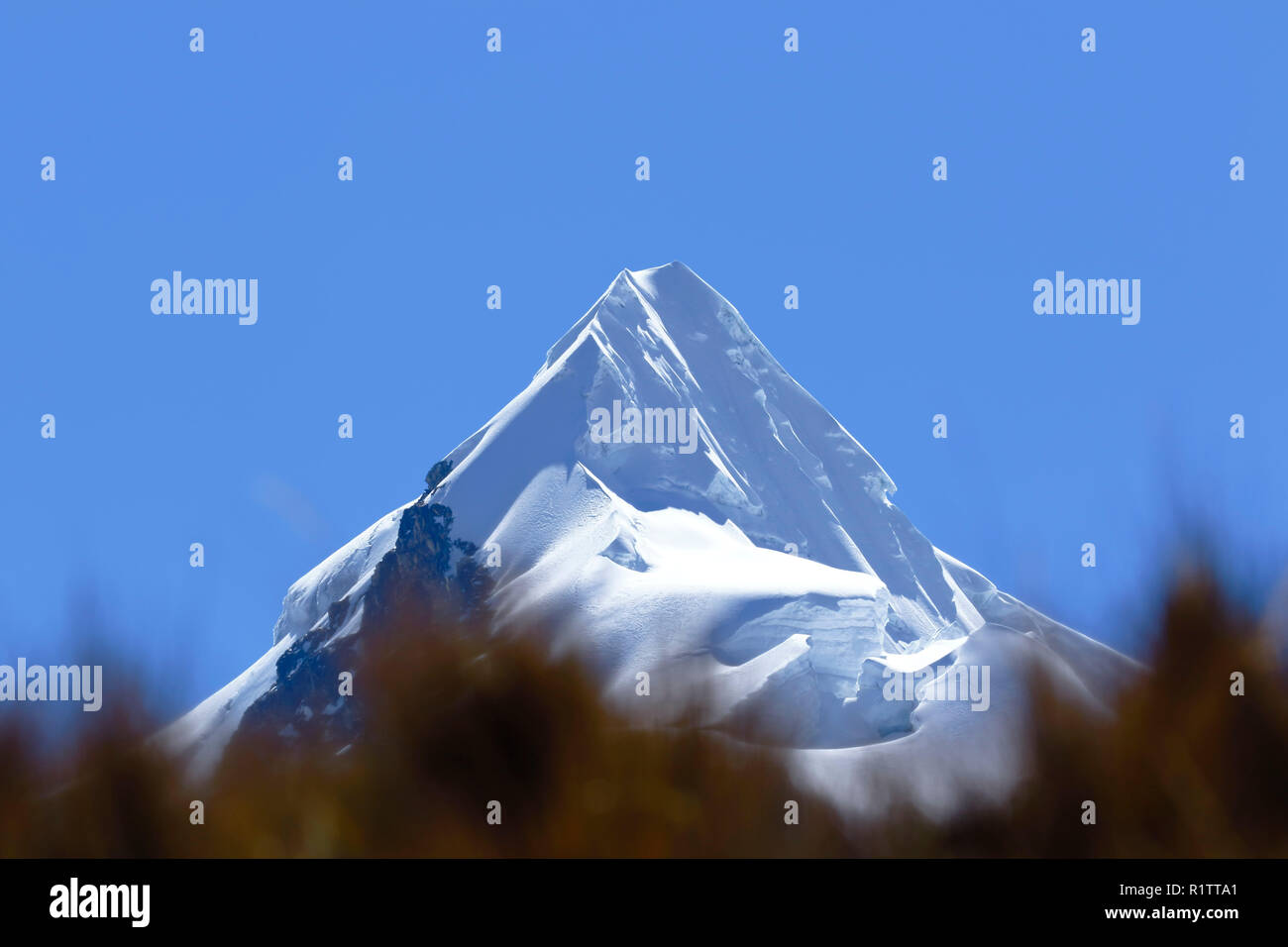 Belle vue sur la crête de neige dans l'Huaytapallana de montagnes. Banque D'Images