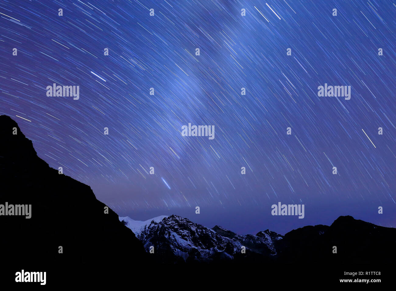 Trace d'étoiles nocturne enregistré dans les lacs enneigés de l'Huaytapallana de montagnes. Banque D'Images