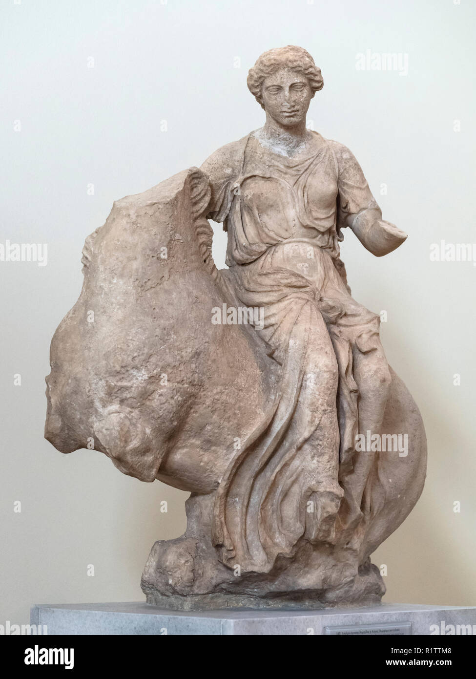Athènes. La Grèce. Statue d'une néréide ou aura à cheval, de la sculpture grecque antique temple d'Asclépios à Épidaure, du ca. 380 BC. La Banque D'Images