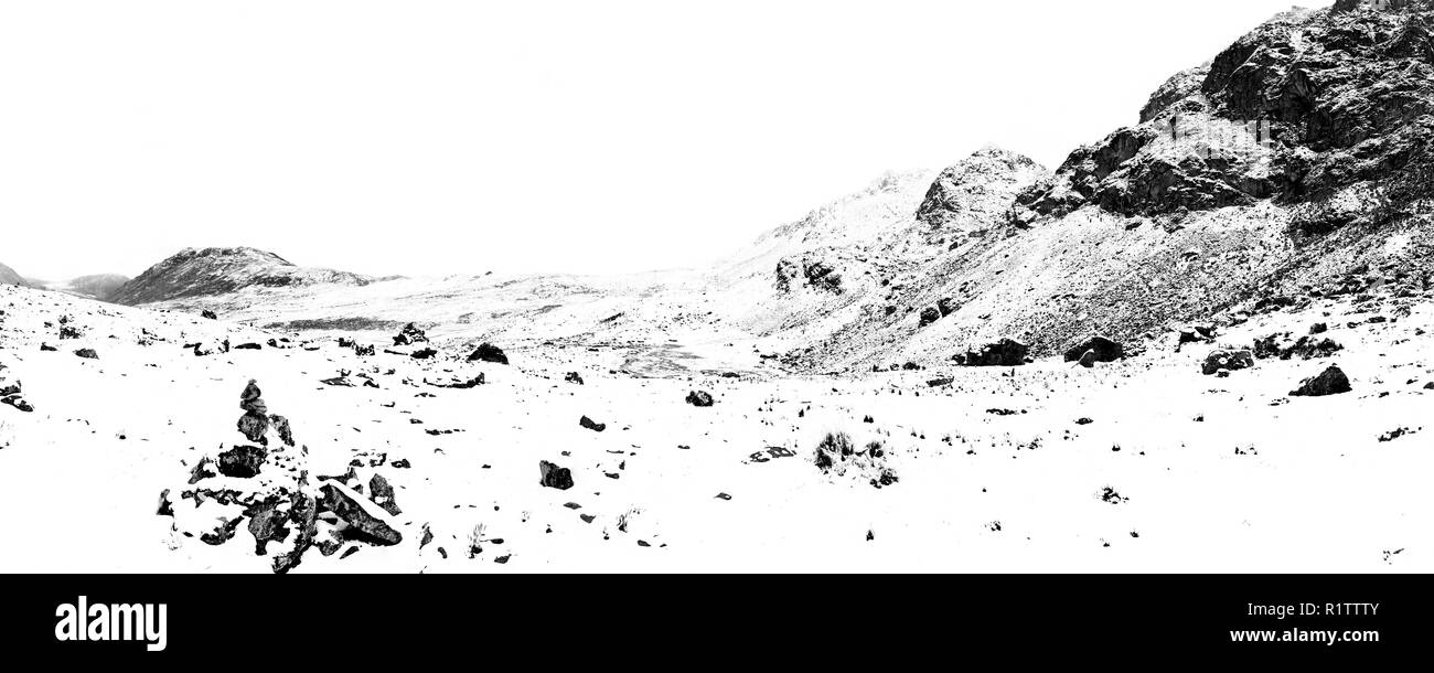 Après un paysage imposant de fortes chutes de neige dans les montagnes Huaytapallana dans les Andes centrales du Pérou. Banque D'Images