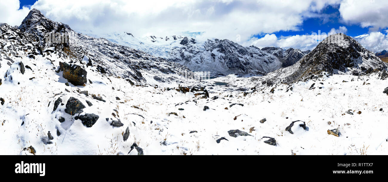 Après un paysage imposant de fortes chutes de neige dans les montagnes Huaytapallana dans les Andes centrales du Pérou. Banque D'Images