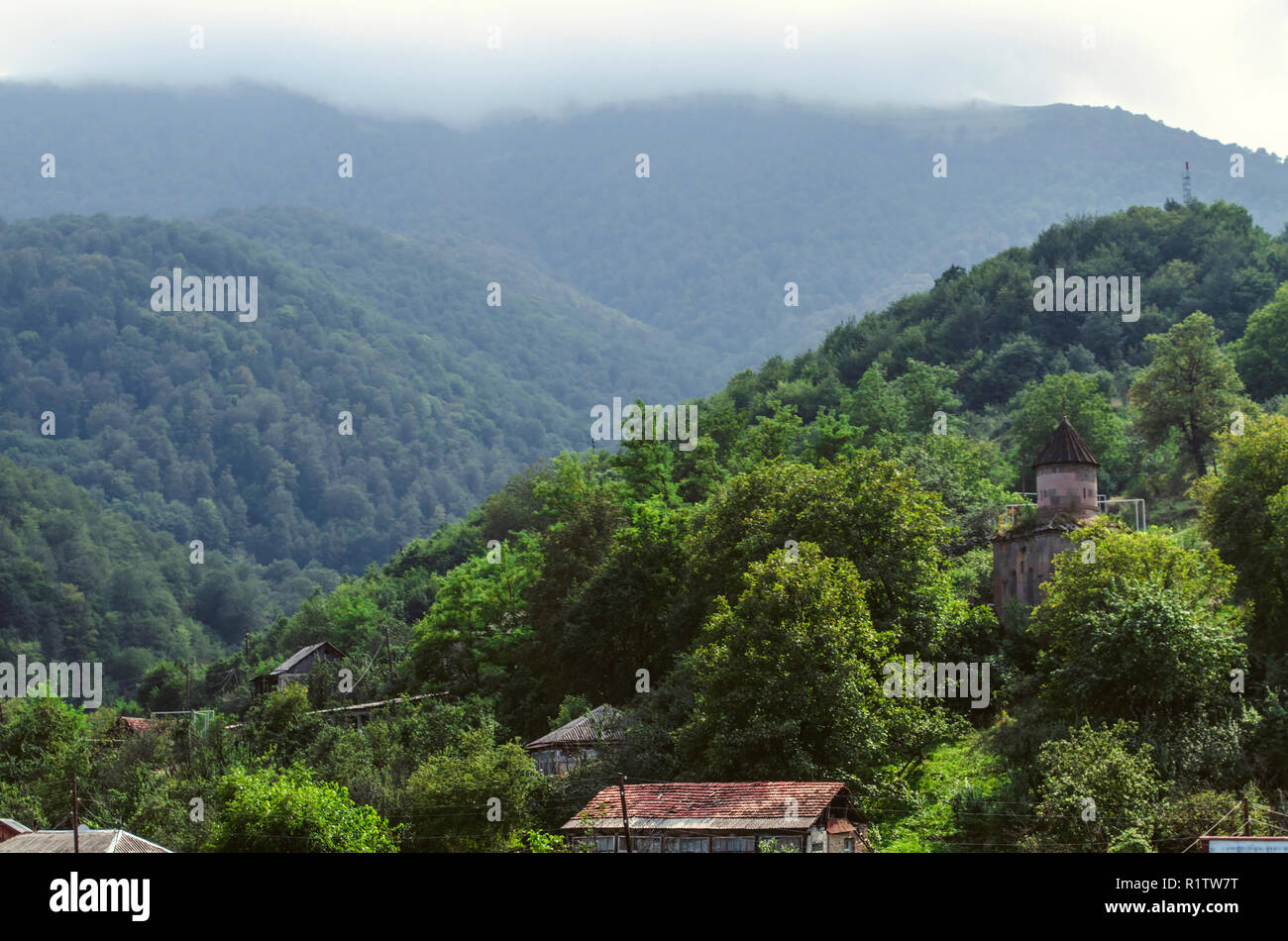 Dilijan, l'Arménie, le 24 août 2018:un épais brouillard s'étend sur les montagnes avec la forêt et la chapelle de Saint Sarkis dans le village de Gosh, situé près de l'œillet Banque D'Images