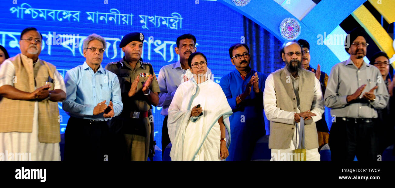 Howrah, Inde. 14Th Nov, 2018. Le Ministre en chef du Bengale occidental Mamata Banerjee (milieu) participe à Biswa Bangla Sarod Somman Savaghar à Nabanna à Howrah. Credit : Saikat Paul/Pacific Press/Alamy Live News Banque D'Images