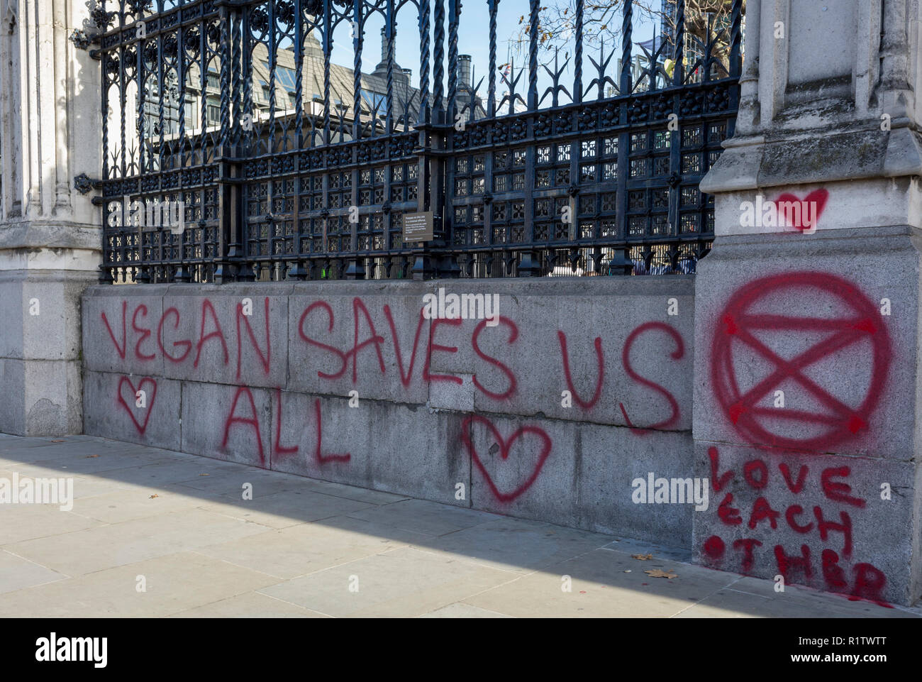 Graffitis laissés par des membres de la rébellion Extinction pulvérisée sur le mur du Palais du Gouvernement britannique de Westminster, le 14 novembre 2018, à Londres, en Angleterre. Banque D'Images