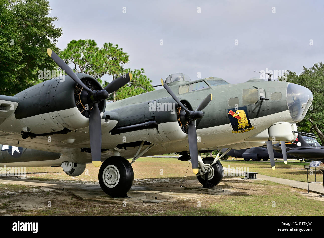 B-17 Flying Fortress UN DEUXIÈME GUERRE MONDIALE ou la deuxième guerre mondiale, bombardier lourd en exposition statique au musée en plein air, Eglin AFB, Fort Walton Beach en Floride, aux États-Unis. Banque D'Images