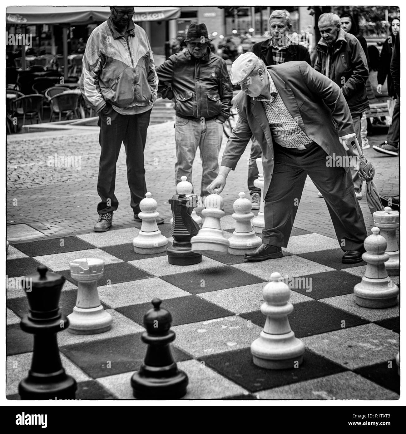 Avec l'homme à l'ombrelle d'échecs de la rue Banque D'Images