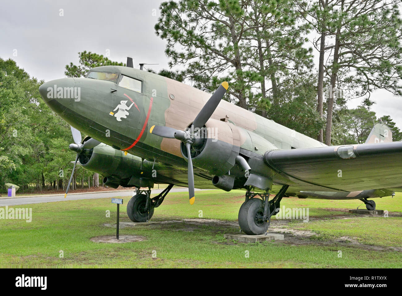 AC 47 Spooky Vietnam Guerre froide gunship en exposition statique à l'air extérieur musée à Eglin AFB, Fort Walton Beach en Floride, aux États-Unis. Banque D'Images