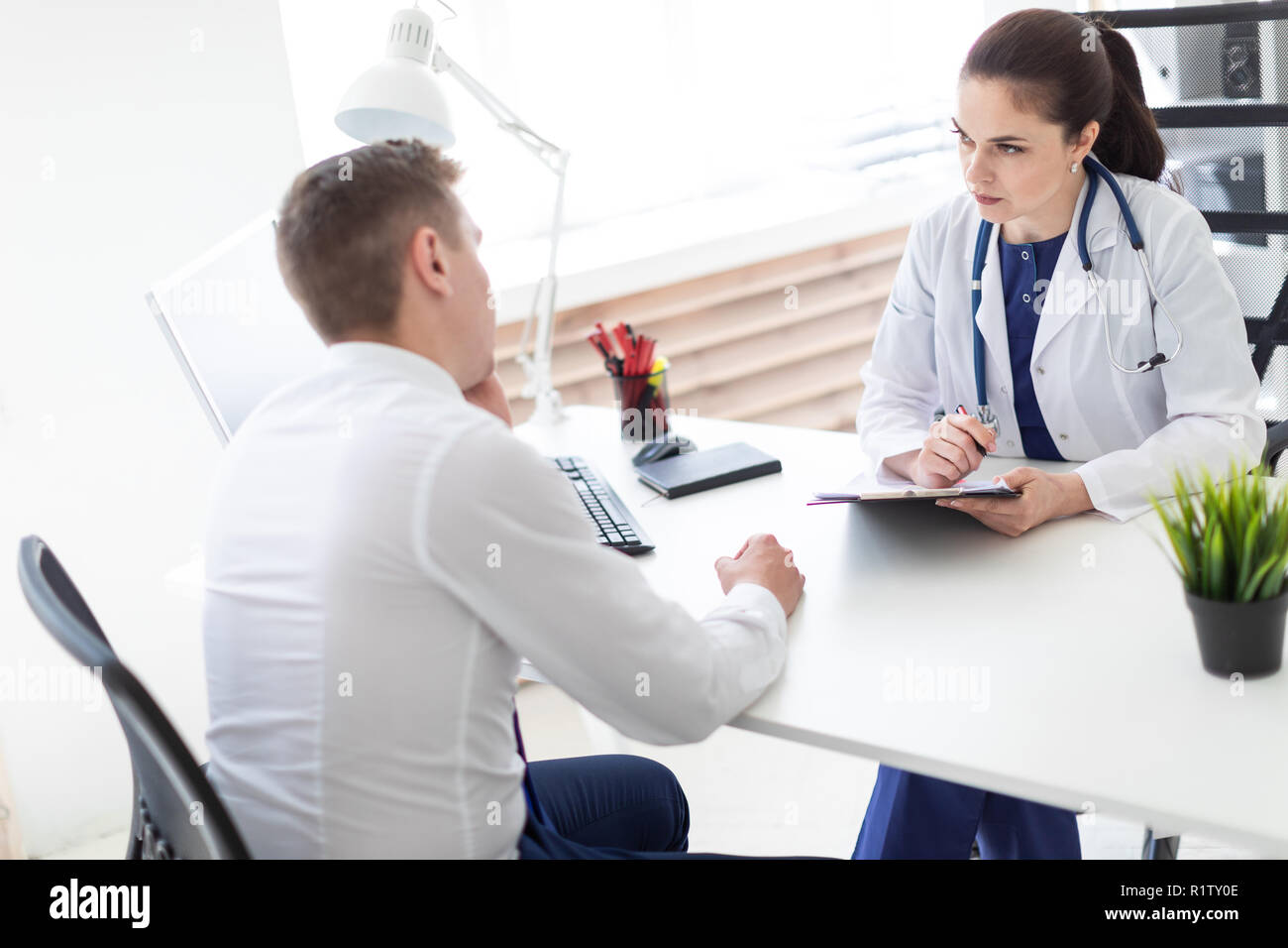 Le jeune homme est venu pour voir le médecin. Banque D'Images