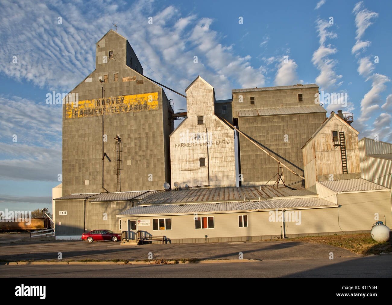 Harvey 'Agriculteurs' & l'ascenseur plus 'Farmers Union' ascenseur à droite, early morning light, Harvey, dans le Dakota du Nord. Banque D'Images