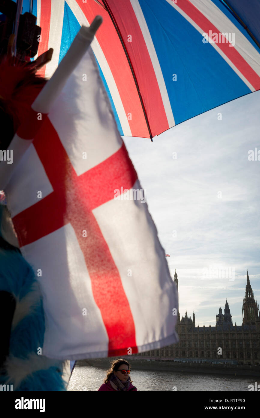 Le jour où le premier ministre Theresa peut pétitions son cabinet sur les négociations en cours pour permettre à l'UE, le Royaume-Uni et l'anglais à un blocage des drapeaux de décrochage des souvenirs pour touristes d'en face de la chambres du Parlement sur la Tamise, le 14 novembre 2018, à Londres, en Angleterre. Banque D'Images