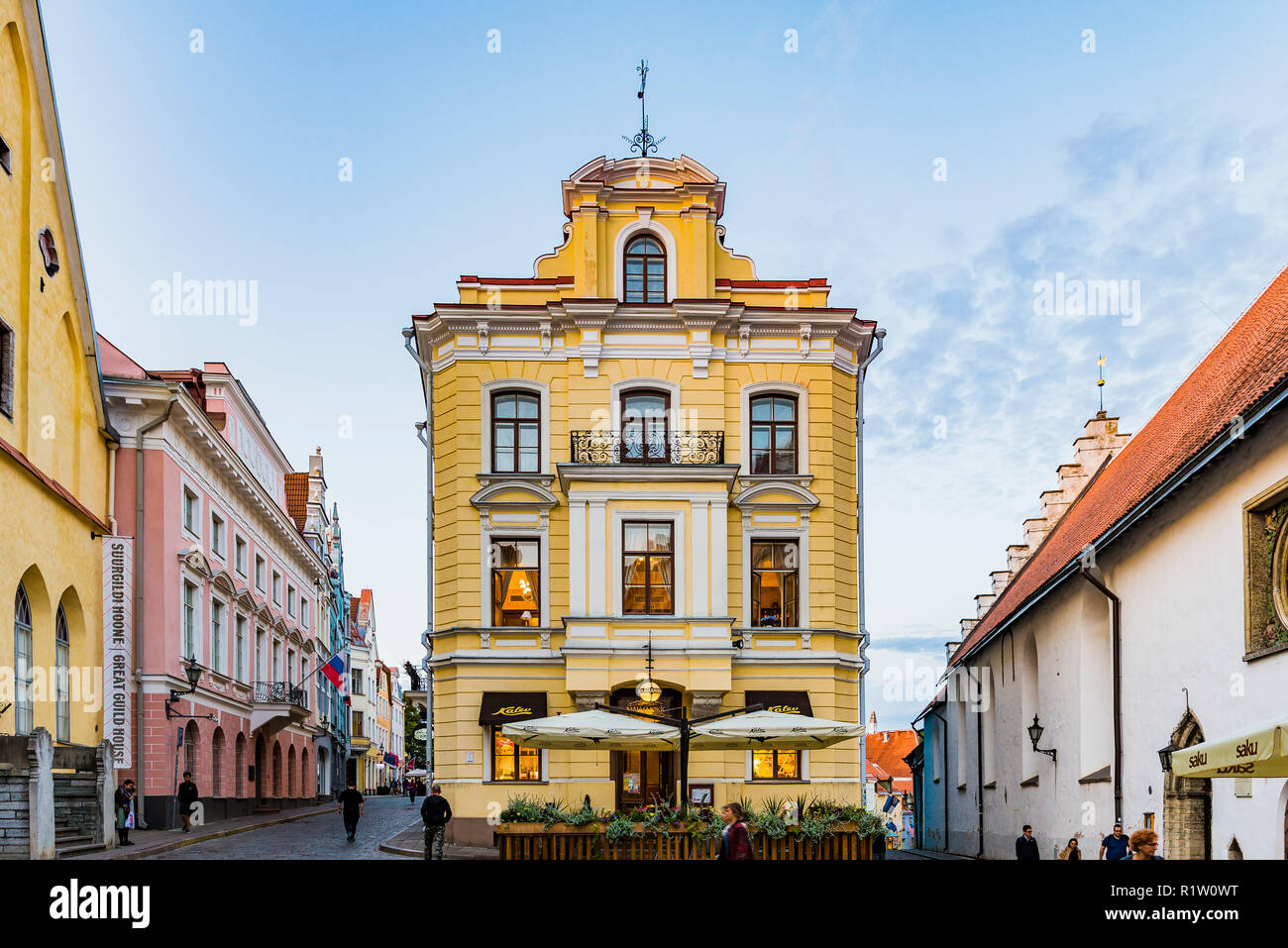 Maiasmokk est un vieux café dans la capitale Tallinn, situé au rez-de-chaussée de l'immeuble jaune au centre.Tallinn, Tartu County, Eston Banque D'Images