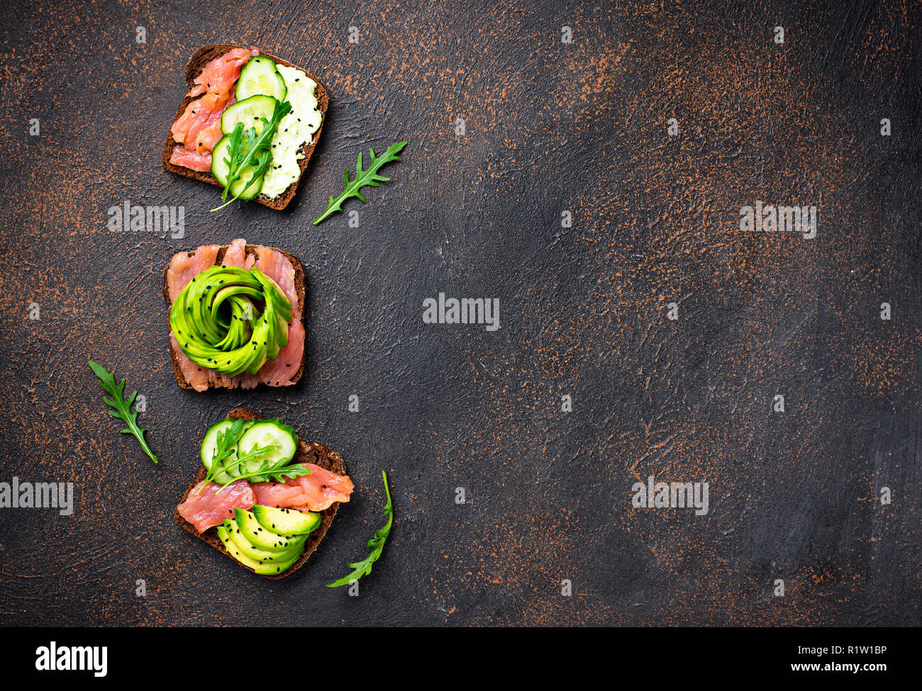 Des toasts avec le saumon et l'avocat rose Banque D'Images