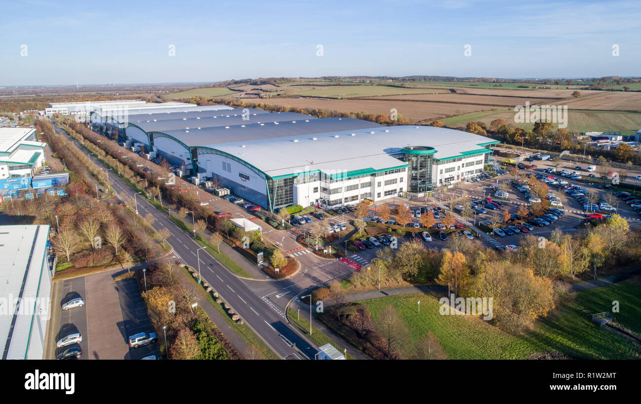 Vue aérienne de la Milton Keynes Amazon fulfillment center préparer pour vendredi noir cette semaine. Le personnel de Amazon se préparent en vue de leur enregistrement sur le Black Friday plus occupé - avec 10 jours d'offres à partir du vendredi (16), qui verra les clients à économiser des milliers sur doit-ont des dons. Les travailleurs de la Milton Keynes centre de réalisation en Hertfordshire se préparent pour une saison de fête frénétique de la cueillette et l'emballage, avec des millions de Britanniques mis à casser vers le haut le peu de temps à l'approche de Noël. Banque D'Images