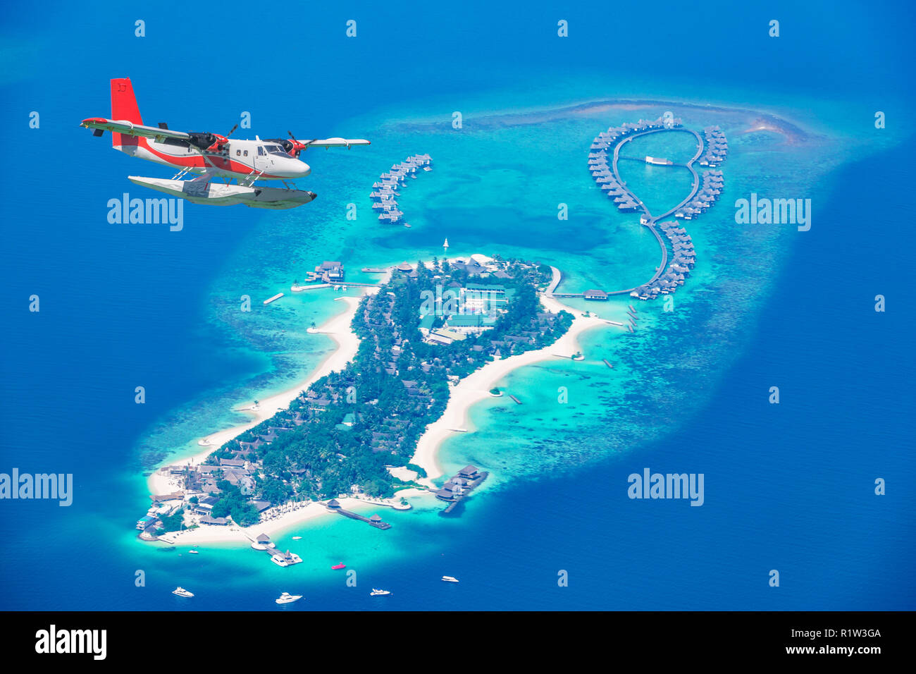 Vue aérienne d'une approche d'hydravions island aux Maldives. Maldives beach à partir de birds eye view. Vue aérienne sur l'île, les atolls des Maldives et d'une mer bleue Banque D'Images