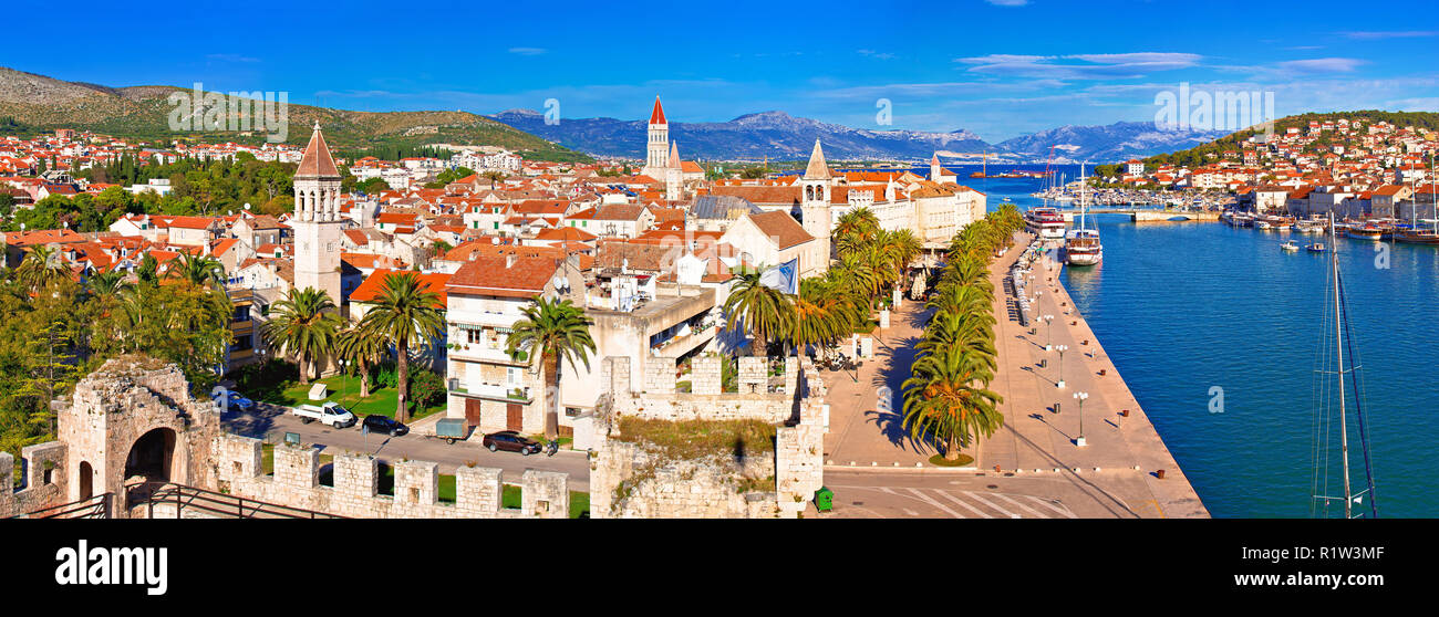 Ville de Trogir waterfront, monuments et vue panoramique, site du patrimoine mondial de l'Unesco dans la région de Croatie Dalmatie Banque D'Images