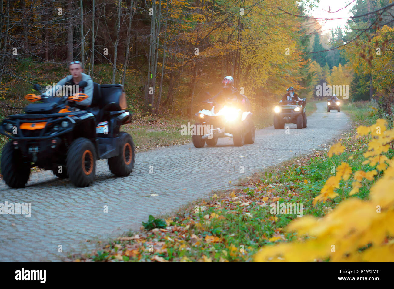 13 octobre 2018, région de Kaliningrad, Russie, ride quad, quad sur route forestière Banque D'Images 13 octobre 2018, région de Kaliningrad, Russie, ride quad, quad sur route forestière Banque D'Images