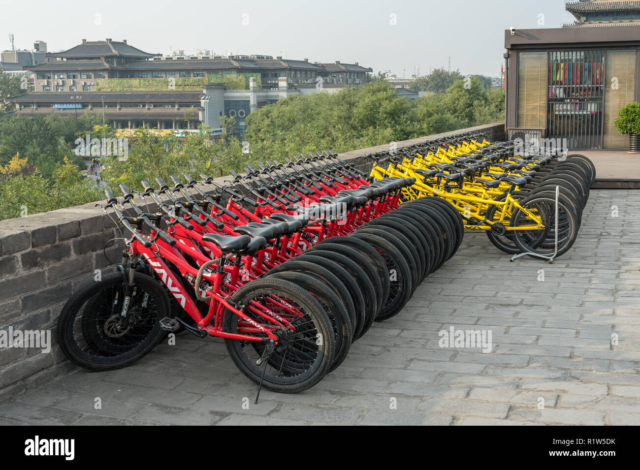 Un service de location de vélos pour le mur de la ville de Xian, Chine Banque D'Images