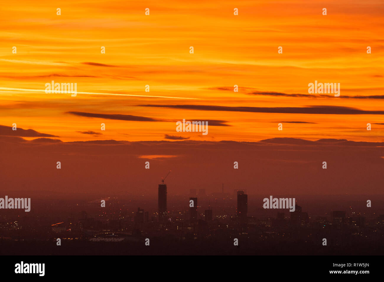 Vue du centre-ville de Manchester au coucher du soleil prises depuis le village de Pennine Mossley le mercredi 14 novembre 2018. Banque D'Images