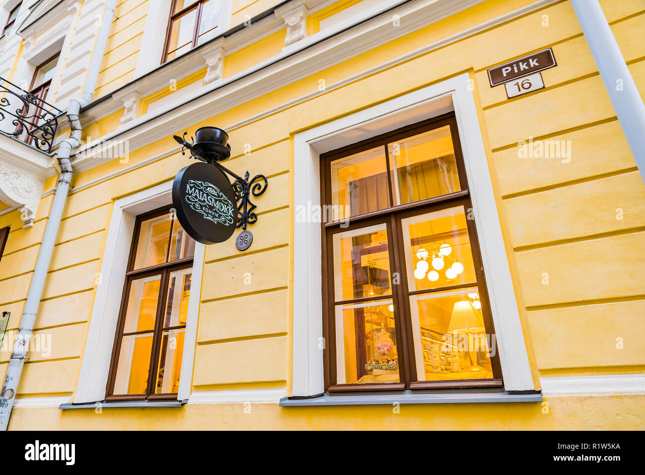 Maiasmokk est un vieux café dans la capitale Tallinn, situé au rez-de-chaussée de l'immeuble jaune au centre.Tallinn, Tartu County, Eston Banque D'Images