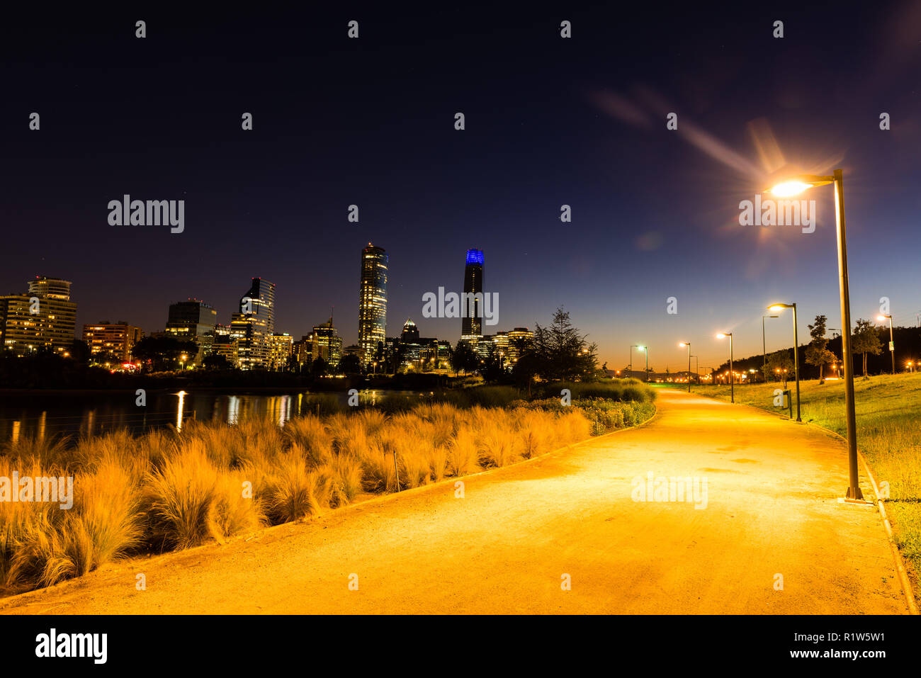 Le titane et le ciel à la tombée de la Costanera d'Parque Bicentenario. Le nouveau quartier d'affaires de Santiago du Chili et a également appelé Sanhattan. Banque D'Images