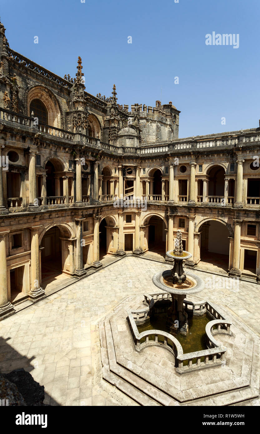 Vue sur le cloître et de l'eau fontaine, également appelé le roi Joao III Cloître, un chef-d'oeuvre de la Renaissance européenne, à Tomar, Portugal Banque D'Images