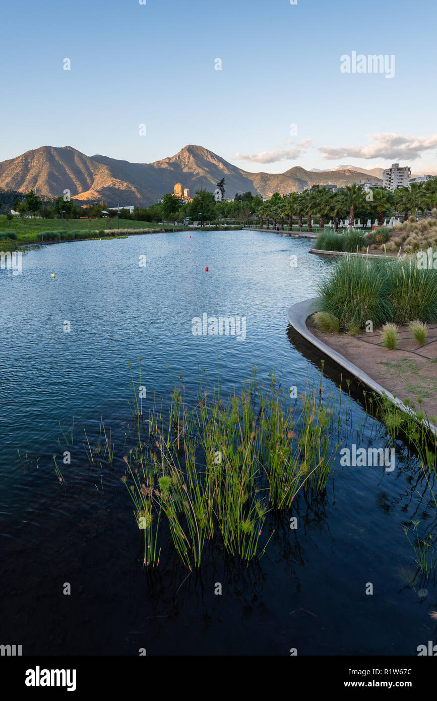 Vue panoramique sur le Parque Bicentenario vers Cerro Manquehue, Vitacura, Santiago du Chili Banque D'Images