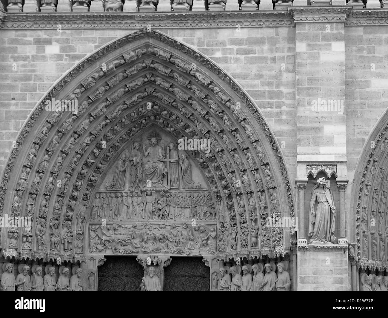 Cathédrale Notre-Dame, Paris, France : porte détail : Portail du Jugement dernier, à l'Ouest, version noir et blanc Banque D'Images