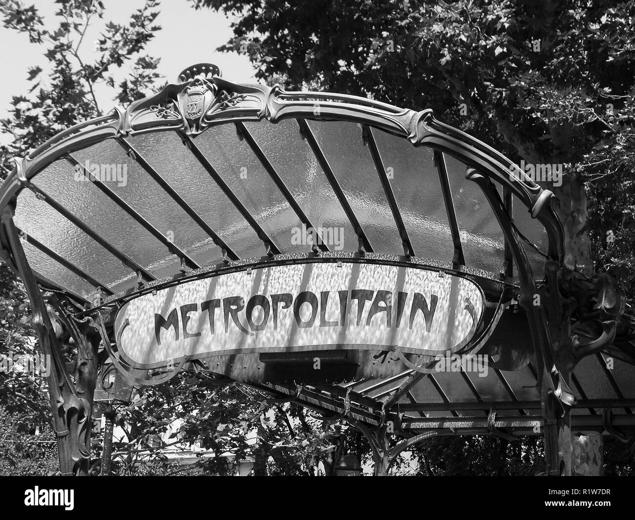 Entrée de Métro Art nouveau, Abbesses, Montmartre, Paris ; version noir et blanc Banque D'Images