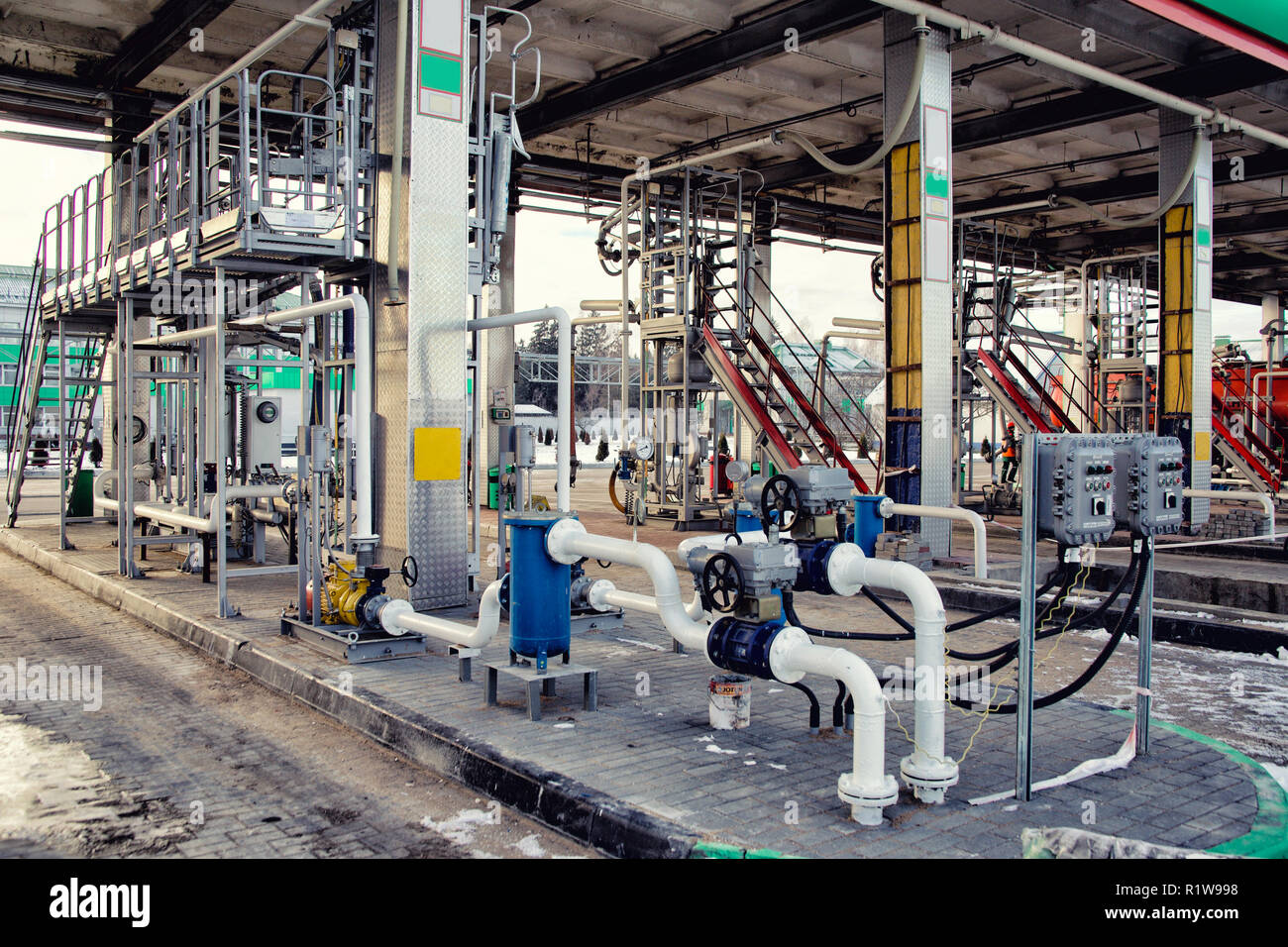 Jauge de pression psi mètre de tuyau et soupapes du circuit d'huile Banque D'Images