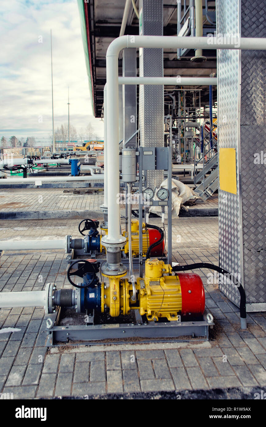 Jauge de pression psi mètre de tuyau et soupapes du circuit d'huile Banque D'Images