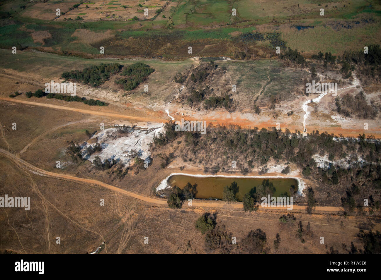 Aerial montrant l'impact environnemental de l'exploitation minière sur les ressources naturelles et les communautés à Witbank, Afrique du Sud. (Les photographies aériennes prises à partir d'un drone gyrocopter, pas de photos). Cette image fait partie d'un grand corps de travail sur la manière dont les activités minières historiques ont affecté l'environnement, les ressources en eau et des communautés en Afrique du Sud. Le photographe a également produit une grande exposition de photos et livre appelé 'un acide River traverse' de choisit de ce matériel. Photo : Eva-Lotta Jansson Banque D'Images