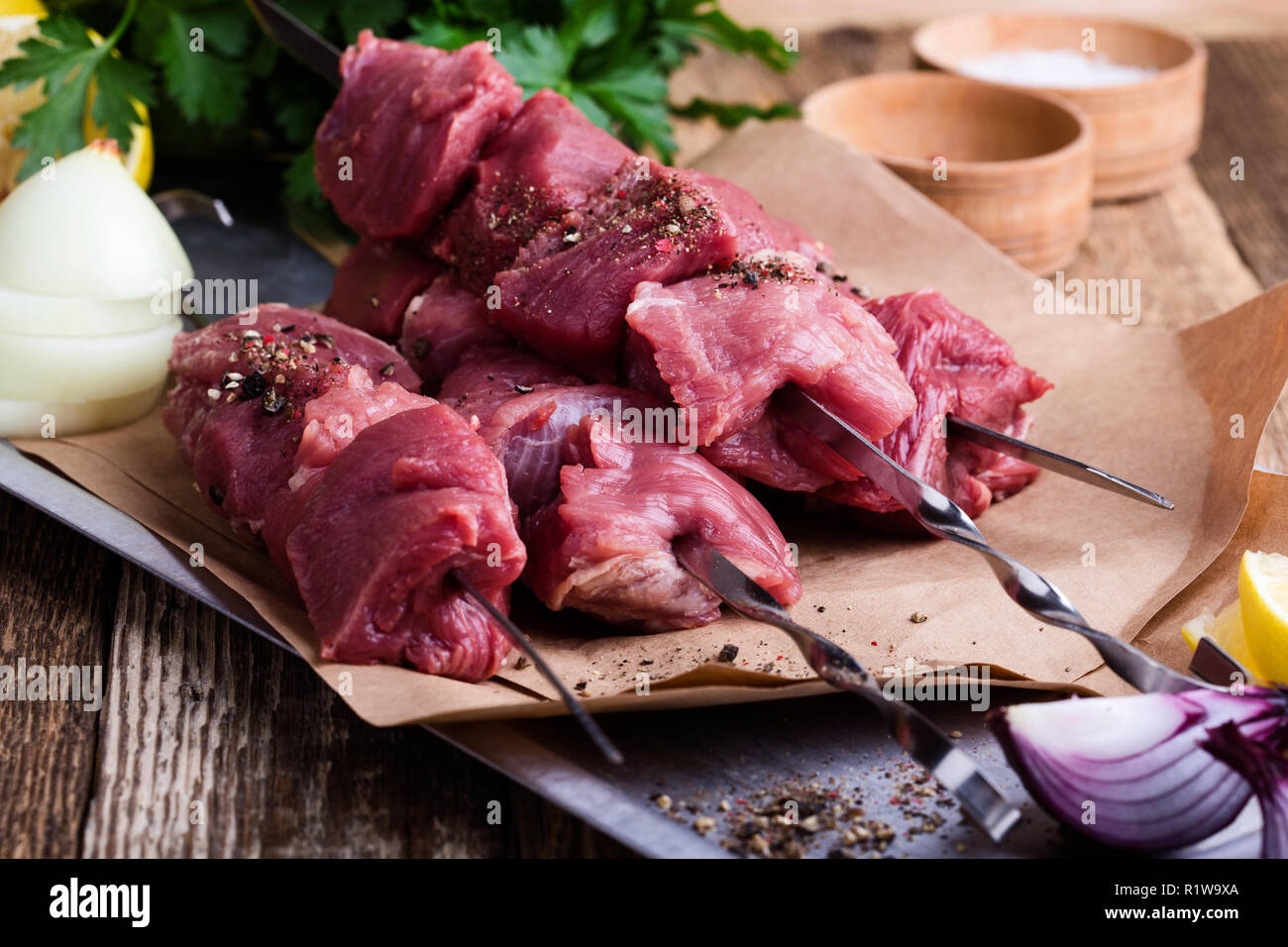 Brochettes de boeuf frais crus,boucherie viande hachée crue et ingrédients culinaires sur table en bois Banque D'Images