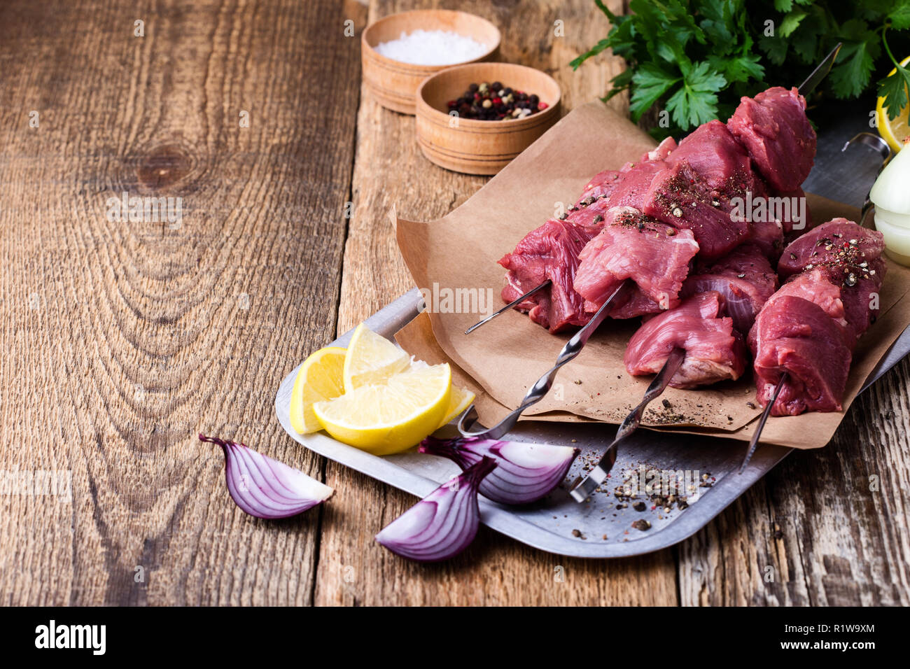 Brochettes de boeuf frais crus,boucherie viande hachée crue et ingrédients culinaires sur table en bois Banque D'Images