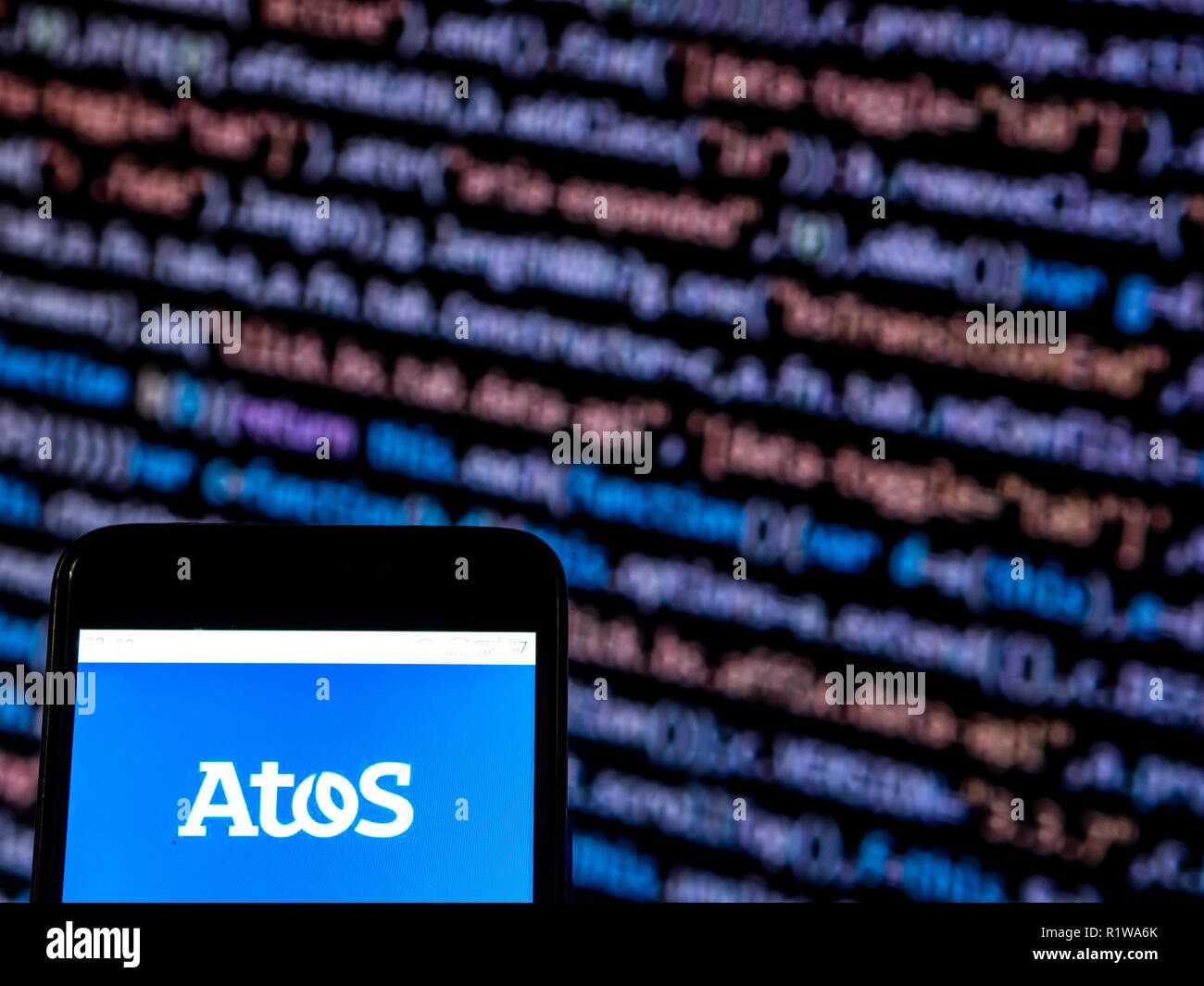 Logo de la Société Atos Origin vu affichée sur téléphone intelligent. Atos Origin est une société de services informatiques en Europe avec son siège à Bezons, France et bureaux dans le monde entier. Elle est spécialisée dans les services transactionnels de haute technologie, les communications unifiées, cloud, big data et services de cybersécurité. Banque D'Images