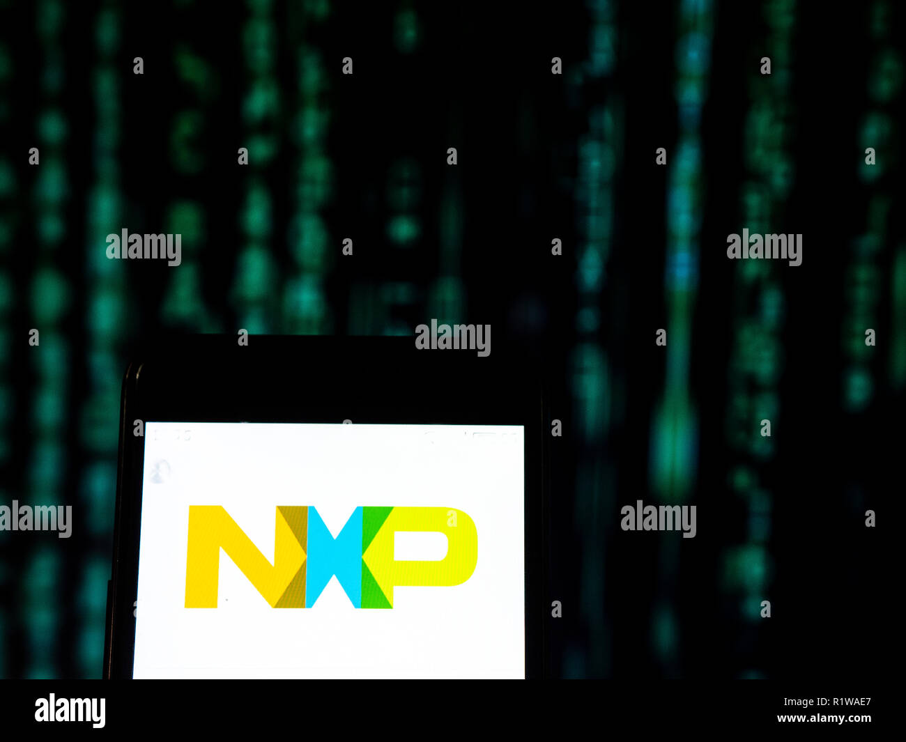 NXP Semiconductors, société de fabrication de semi-conducteurs, vu le logo  affiché sur le téléphone intelligent. NXP Semiconductors N.V. est un leader  mondial fabricant de semi-conducteurs basé à Eindhoven, Pays-Bas. La  société emploie