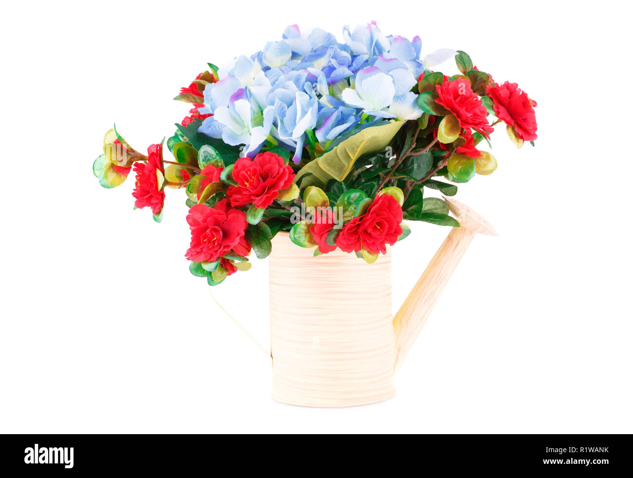 Tissu coloré fleurs en pot d'arrosage isolé sur fond blanc. Banque D'Images
