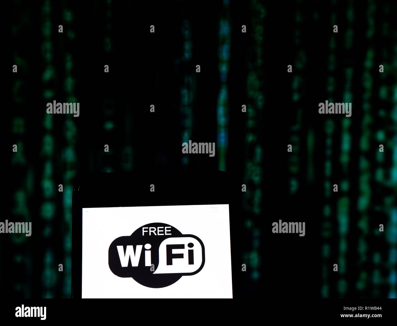 Logo Wi-Fi vu affichée sur téléphone intelligent. Le Wi-Fi est la technologie pour la gestion de réseaux locaux sans fil radio des appareils basés sur les normes IEEE ...., tels que 2G, 3G, 4G et LTE. Le nom est parfois écrit comme connexion Wi-Fi au réseau local, connexion Wi-Fi gratuite, connexion Wi-Fi au réseau local ou, mais elles ne sont pas approuvées par la Wi-Fi Alliance. Banque D'Images