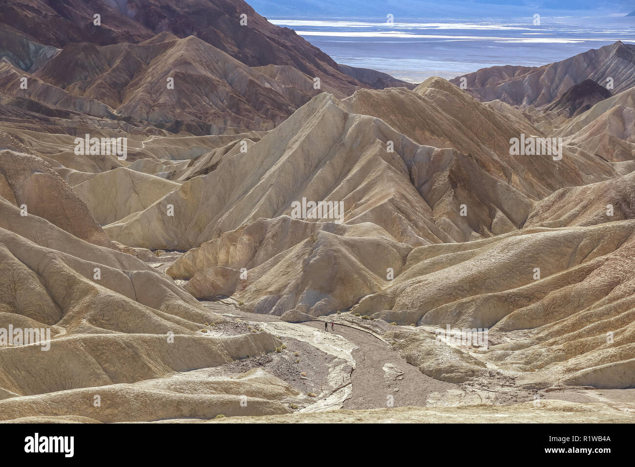 Vue à longue distance des randonneurs à Zabriskie Point dans la Death Valley National Park en Californie USA Banque D'Images
