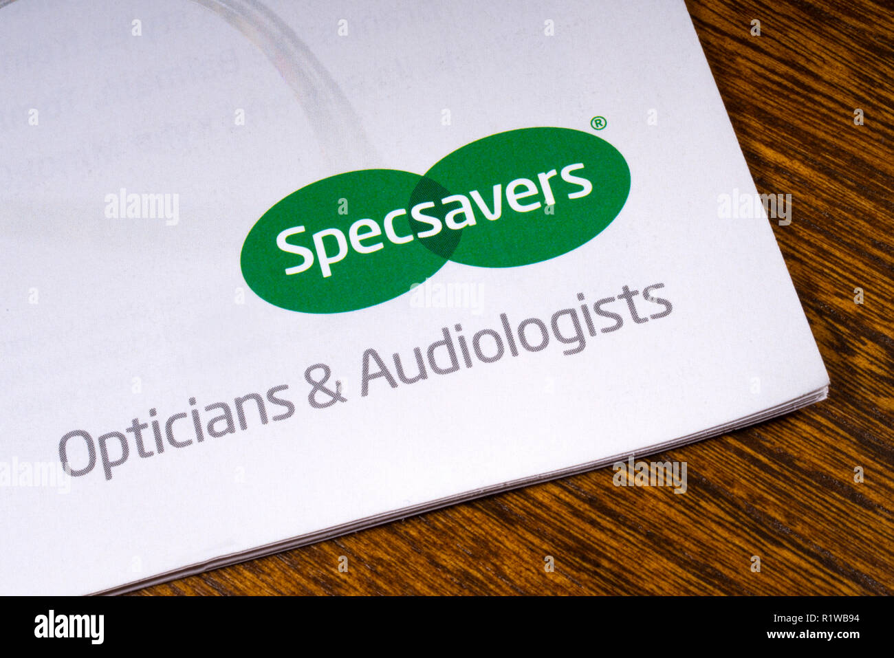 Londres, Royaume-Uni - 14 novembre 2018 : un gros plan de l'entreprise, logo Specsavers représenté sur une brochure d'information. Une optique Specsavers est britannique retai Banque D'Images