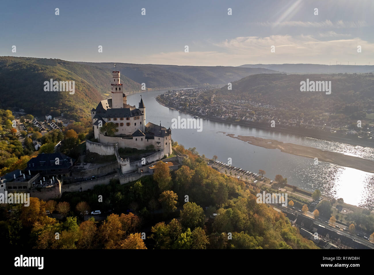 Dans le Marksburg du patrimoine culturel mondial de l'UNESCO de la vallée du Haut-Rhin moyen haut au-dessus du Rhin près de Kobern-gondorf, drone abattu Banque D'Images