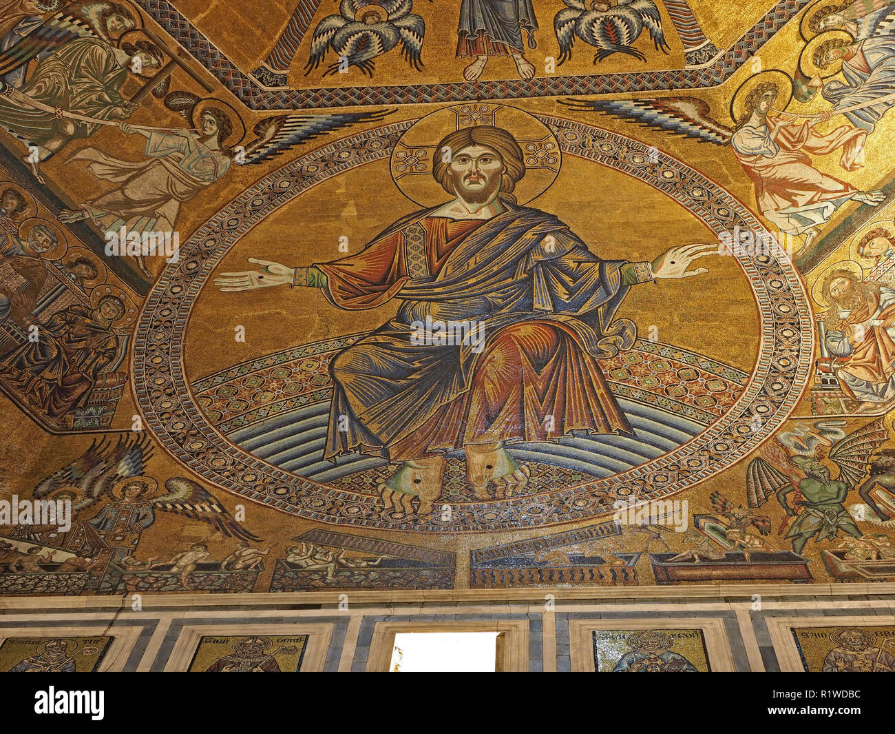 L'inscription du Christ dans les stigmates avec plafond en mosaïque de git à l'intérieur du dôme du baptistère de Florence,Toscane,Italie Banque D'Images