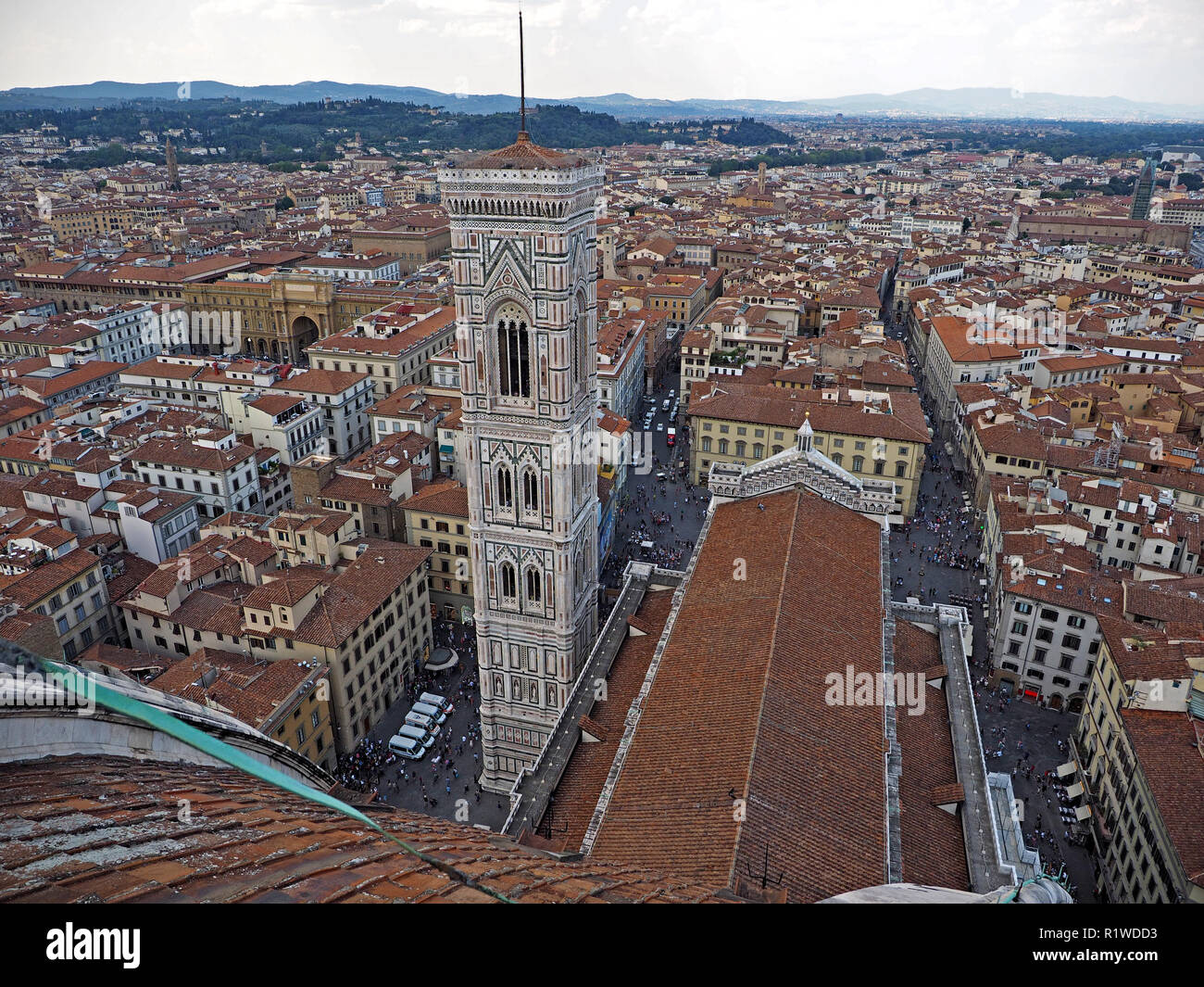 Vue d'ensemble de la lanterne sur le dôme de la cathédrale de Florence, sur le campanile de Giotto et les toits de Florence en Toscane, Italie Banque D'Images